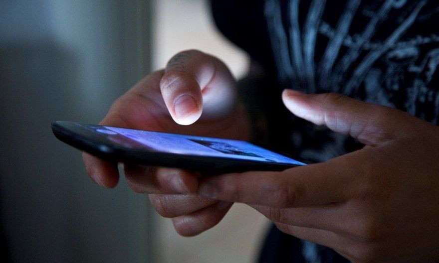 सुत्नुअघि मोबाइल चलाउने बानी छ ? स्वास्थ्यमा पर्न सक्छन् यस्ता असर