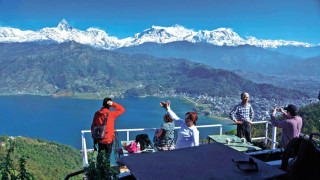 फेवातालमा पर्यटक सवार डुङ्गा पल्टियो