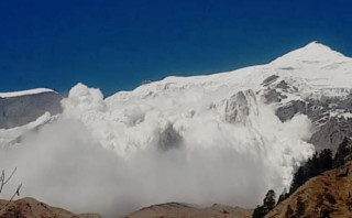 दोलखाको यलुङ रि हिमालमा हिमपहिरो जादाँ ३ को मृत्यु, ८ जना बेपत्ता