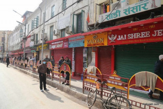 नगरप्रहरीले न्युरोडमा  गर्‍यो ‘ह्विललक’, व्यवसायीले गरे ‘सटर डाउन’
