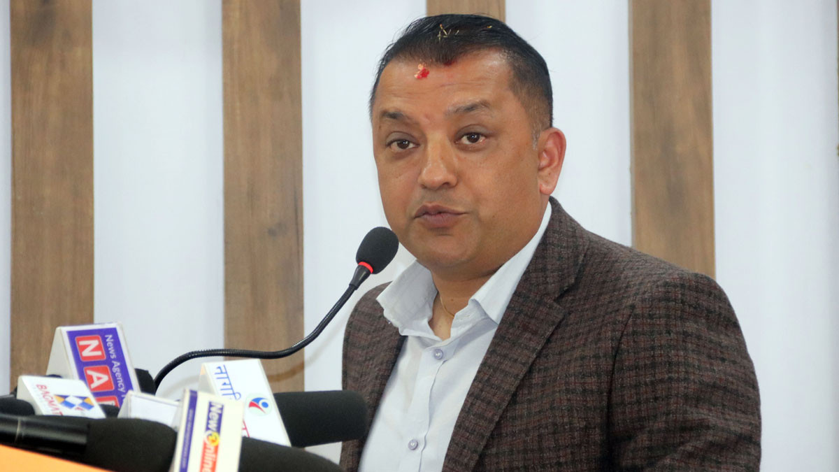 स्वास्थ्य बीमालाई ‘राष्ट्रिय गौरवको आयोजना’ बनाउने गगन थापाको घोषणा