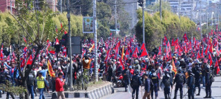 राजा माग्दै राष्ट्रिय झण्डासहित राजावादी सडकमा