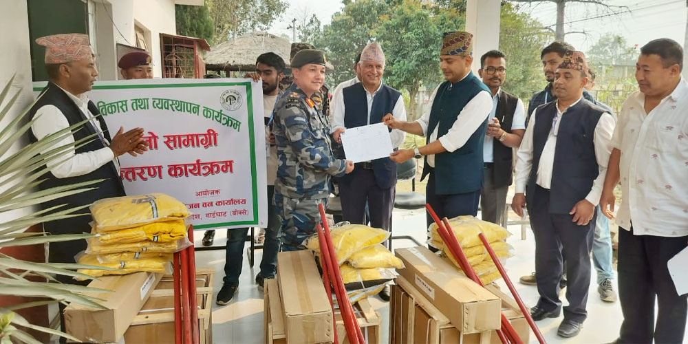 डढेलो नियन्त्रणका लागि सुरक्षाकर्मीलाई आवश्यक सामग्री हस्तान्तरण