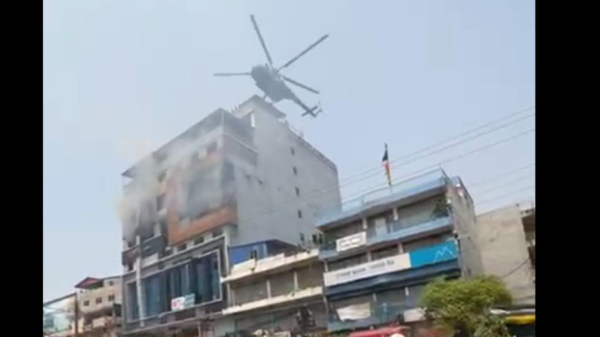 इटहरीको सेन्टर प्लाजामा फसेका मानिसको  हेलिकप्टरबाट उद्धार गरिँदै