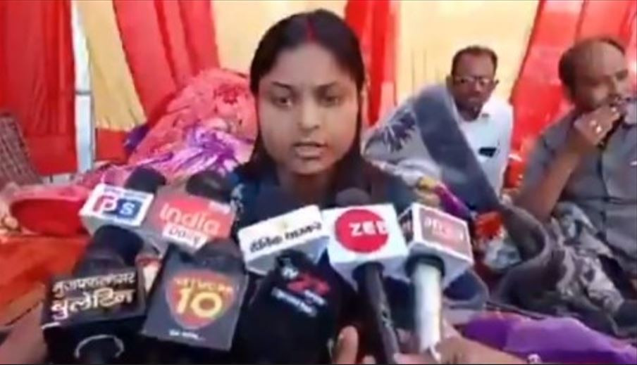 हनिमुनबाट फर्कनेबित्तिकै घरमा प्रवेश नपाएपछि विवाहित युवती बसिन् हड्तालमा