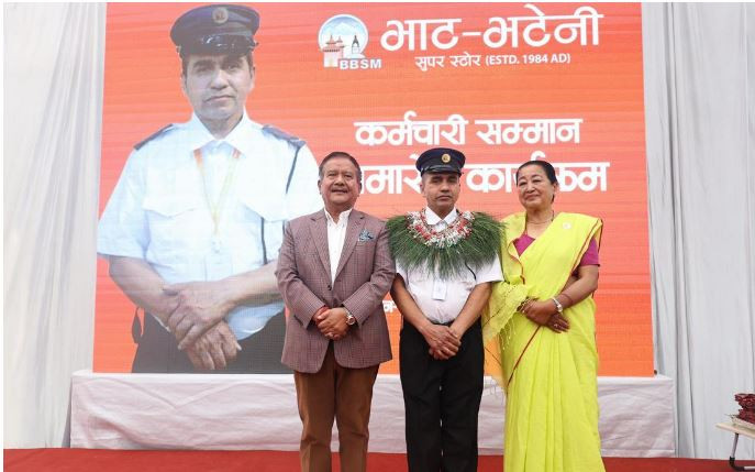 तीनकुने घटनामा मृत्यु भएका सुरेश र सविनको परिवारलाई  मीनबहादुरले आर्थिक सहयोग गर्ने घोषणा