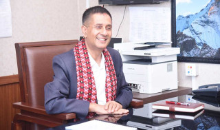 प्रमुख प्रशासकीय अधिकृत गुरागाईँले ढोका फोडी कार्यालयमा गएर गरे हाजिर
