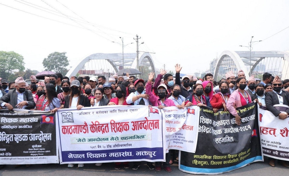 मुखमा कालो मास्क लगाएर मौन प्रदर्शनमा उत्रिए शिक्षक
