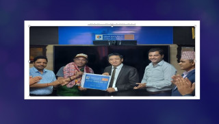 लुम्बिनी विकास बैंकद्धारा  किर्तिमानी पर्वतारोही कामी रिता शेर्पा लाई बैंकको लोगो अंकित ब्यानर हस्तान्तरण