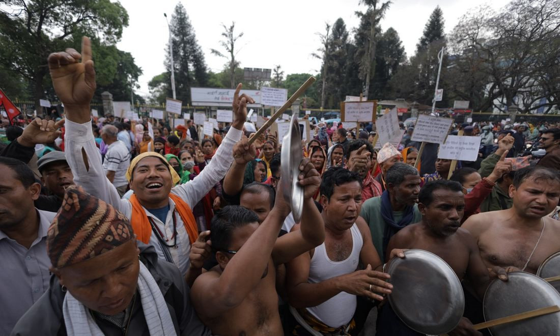 अर्धनग्न भएर  थाल ठटाउँदै प्रदर्शनमा