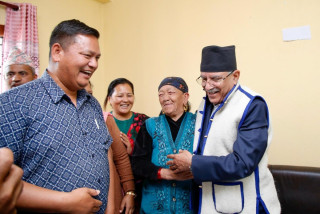 प्रचण्डलाई गोरखामा ऊनको हाफकोट उपहार