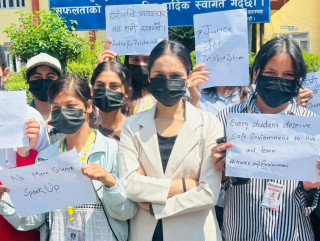 भारतमा नेपाली विद्यार्थीको मृत्युको घटनामा विरोध गर्दै पद्मकन्याका विद्यार्थीले गरे प्रदर्शन