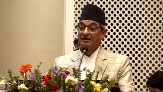 सरकार १० महिनामै नफेरिने र यस्ता १० महिना तीन-चार वटा अरु पनि कट्ने  छ -  गृहमन्त्री लेखक