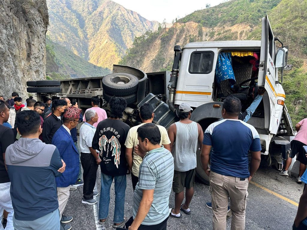 कोइला लोड गरेको ट्रक पल्टिँदा मुग्लिन–नारायणगढ सडक अवरुद्ध