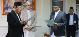 नवनियुक्त गभर्नर विश्व पौडेलले प्रधानन्यायाधीशबाट लिए शपथ