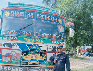 झन्डै ४८ लाख बराबरको अवैध सामान सहित ट्रक प्रहरीको नियन्त्रणमा