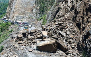 मुग्लिन–नारायणगढ सडक : एम्बुलेन्सको सिसा चर्कियो,  हायसमा ढुंगा खस्यो