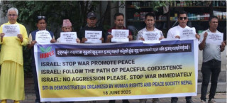 इजरायल–इरानबीचको युद्ध रोक्न माग गर्दै काठमाडौंमा प्रदर्शन