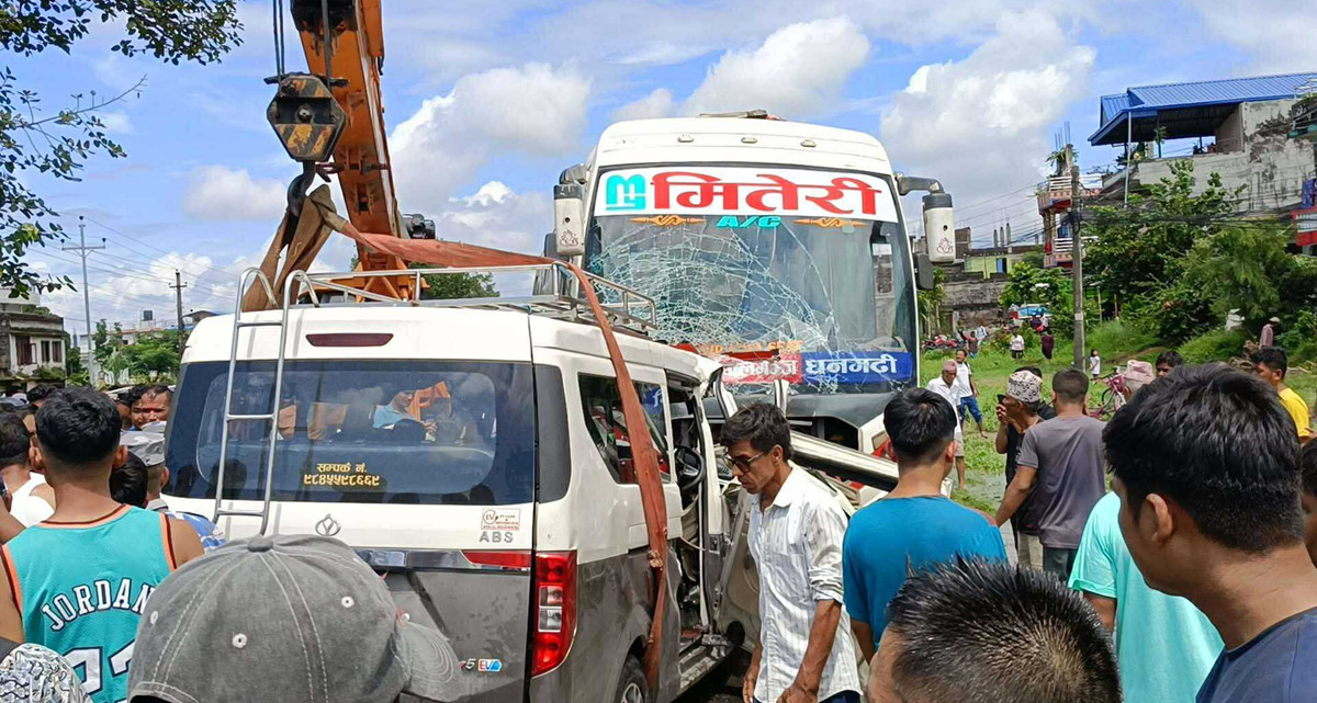चितवनमा बस र माइक्रो बस ठोकिँदा गर्भवतीसहित ७ जनाको मृत्यु, १८ जना घाइते