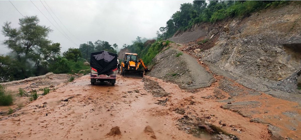 बाढीले डाइभर्सन बगायो, नारायणगढ–बुटवल सडक खण्ड अवरुद्ध