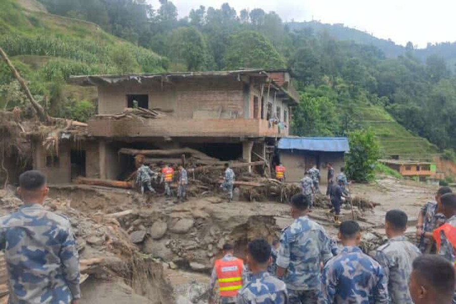 नुवाकोटको बाढीमा बेपत्ता महिलाको खोजीकार्यका लागि कुकुरसहितको टोली परिचालन