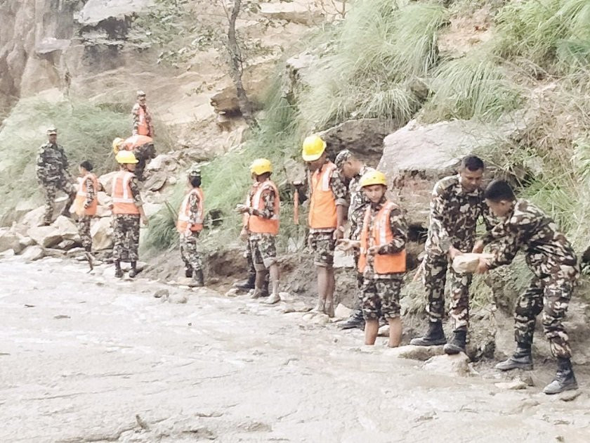 रसुवाको स्याफ्रुबेशी-टिमुरे सडक खण्ड पहिरोका कारण अवरुद्ध, पहिरो हटाउँदै सेना
