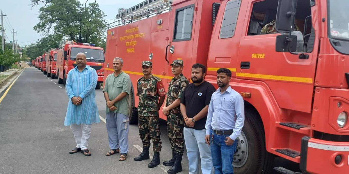 मधेश प्रदेशका काकाकुल क्षेत्रमा दमकलले पानी ओसार्दै