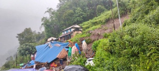 पर्वतको लाङ्दी पहिरो :  पुरिएका दम्पतीमध्ये श्रीमान मृत फेला, श्रीमतीको खोजी जारी