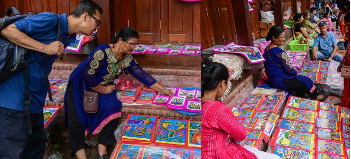 भोली नागपञ्चमी नागको चित्र बिक्री गर्दै व्यापारी