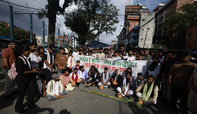 खडेरीको बेला मधेसमा सरकारले ठोस कदम नचालेको भन्दै माइतीघरमा  विरोध प्रदर्शन