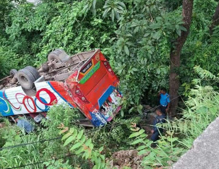 पार्किङबाट निकाल्दै गर्दा ब्रेक फेल भएर  ऐनापहराबाट  खस्यो बस