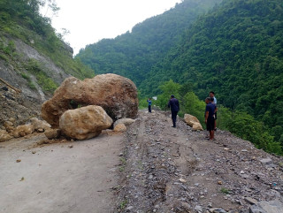 बाढीपहिरोका कारण गुल्मीका तीनवटा मुख्य सडकहरू अवरुद्ध