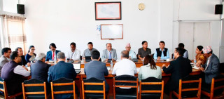 प्रचण्डले बोलाए संसद्‌मा प्रतिनिधित्व गर्ने कांग्रेस-एमाले बाहेकका दलहरूको बैठक