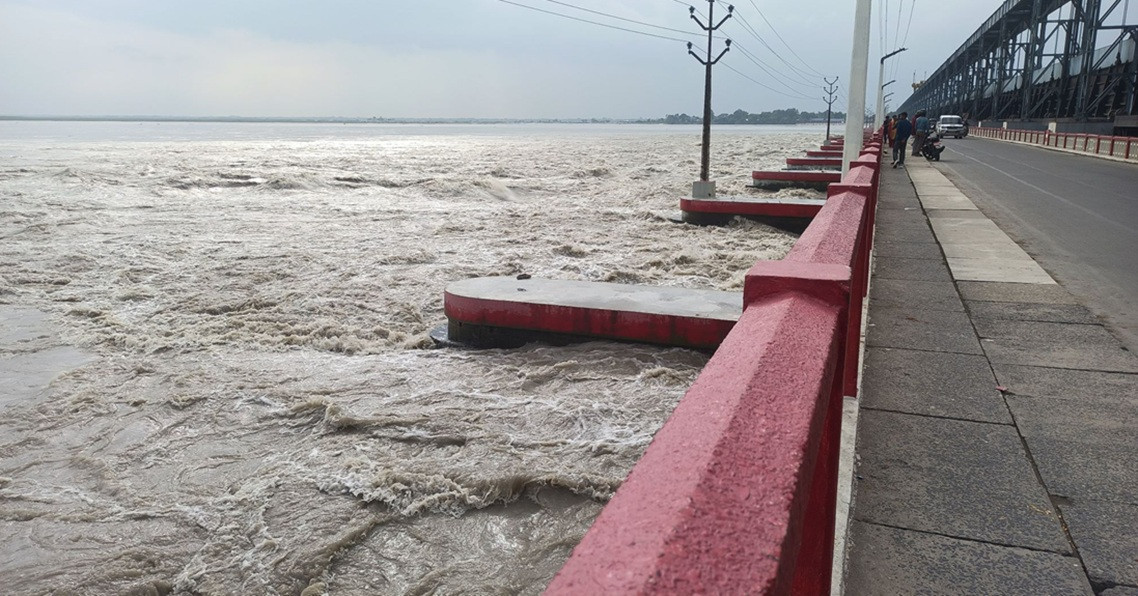 सप्तकोशीमा खतराको संकेतस्वरूप रातो बत्ती बल्यो, २८ ढोका खोलियो