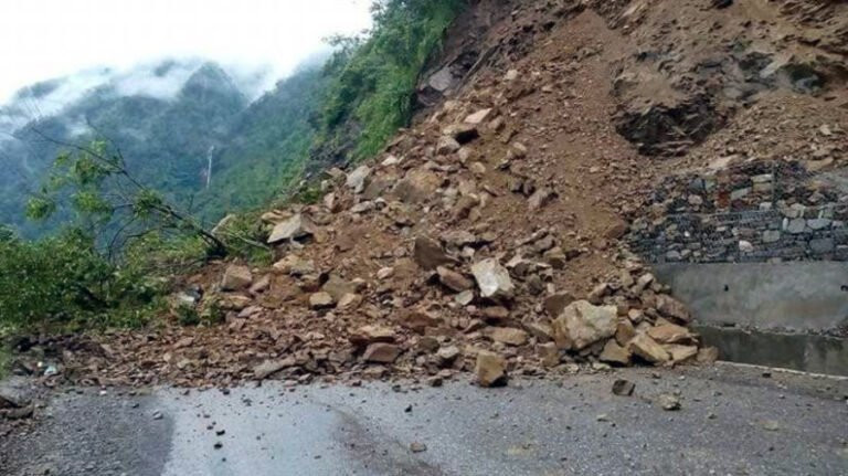 इलामको केचना–कञ्चनजङ्घा सडक पहिरोका कारण पूर्ण रूपमा अवरुद्ध
