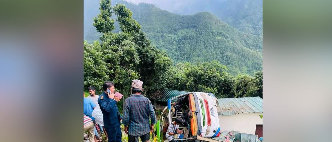 रसुवाबाट काठमाडौं आउँदै गरेको बस दुर्घटनामा
