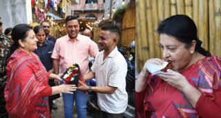 बालेननिकट खनालको चिया पसलमा पूर्वराष्ट्रपति भण्डारी, दश वर्षपछि पिइन् दूध चिया