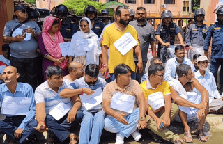 पत्रकारमाथि आक्रमण गर्ने वकिलहरुलाई कारबाही गर्न माग गर्दै जिल्ला प्रशासन कार्यालय धनुषामा धर्ना