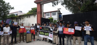 इम्बोस्ड नम्बर प्लेटको विरोधमा यातायात व्यवस्था कार्यालय अगाडि प्रदर्शन