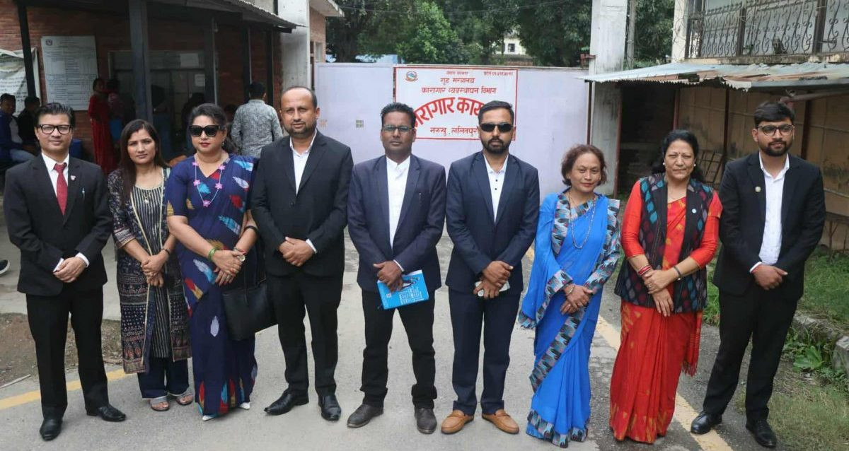 रास्वपाका आकांक्षीले दुई-दुई जना पालो गरेर रविलाई भेटे