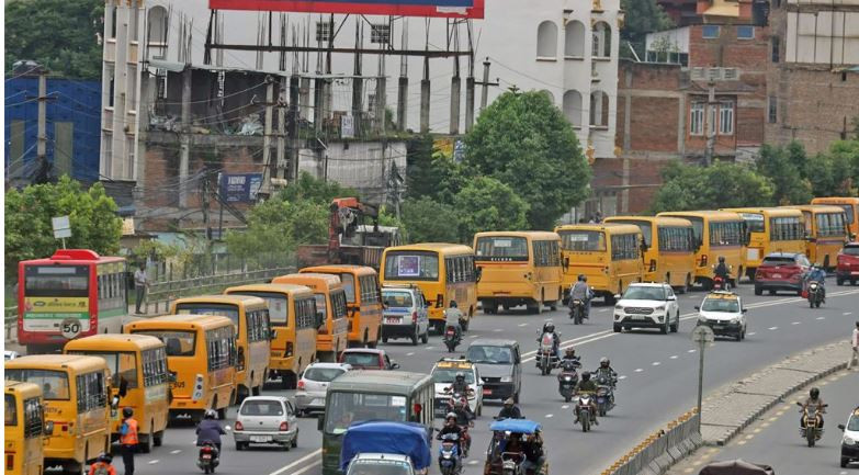 निजी विद्यालय सञ्चालकले चक्रपथमा निकाले बससहित र्‍याली