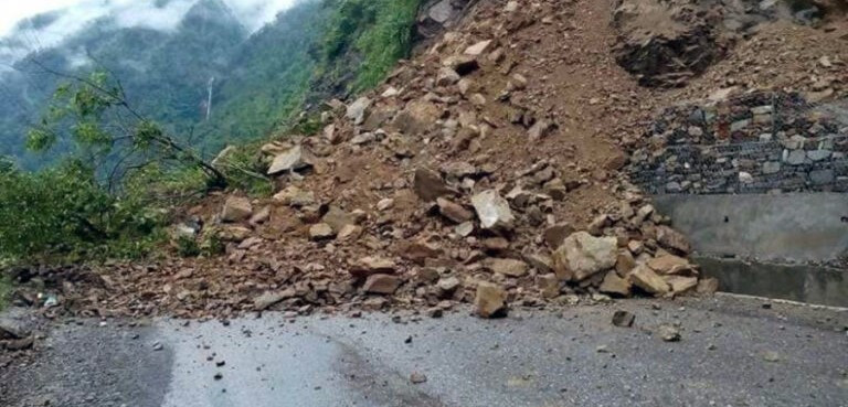 पहिराले सालझण्डी–ढोरपाटन सडक अवरुद्ध हुँदा पर्यटक अलपत्र