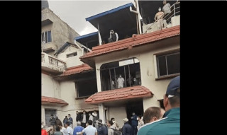 क्षतिग्रस्त पार्टी कार्यालय हेर्न   पुगे प्रचण्ड