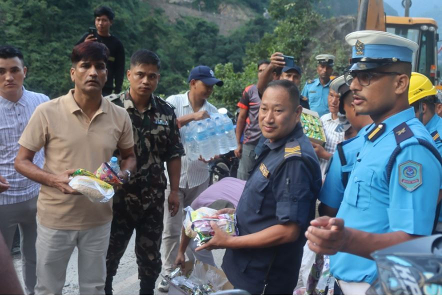 नारायणगढ–मुग्लिन सडक बन्द हुँदा अलपत्र यात्रुलाई पानी र खाजा वितरण