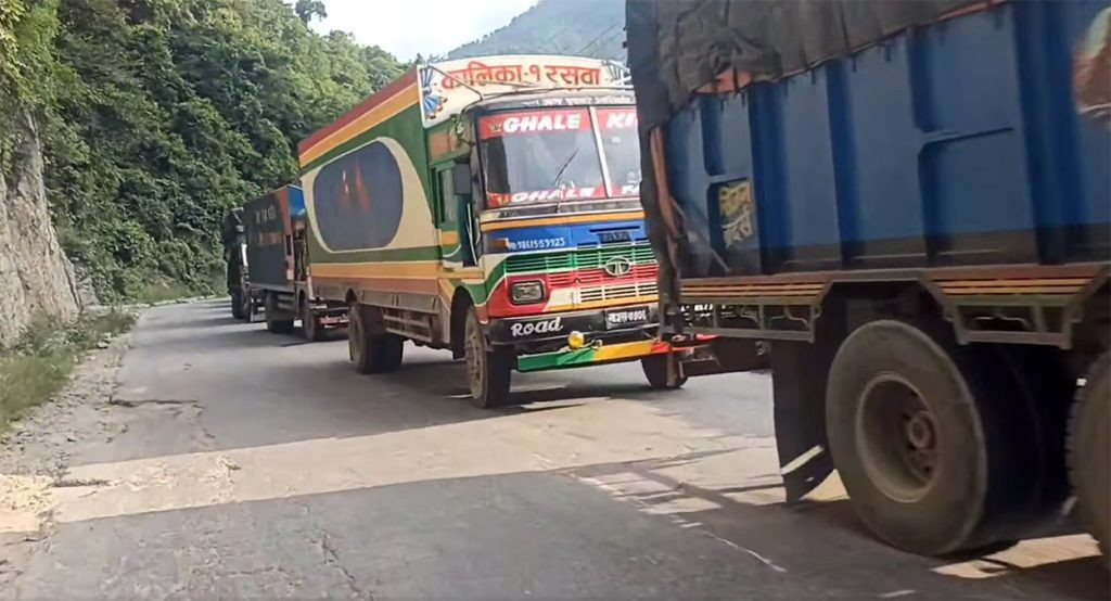 जवाङखोलाको पहिरो पन्छाएपछि नागढुंगा-मुग्लिन सडक दुईतर्फी सञ्चालन