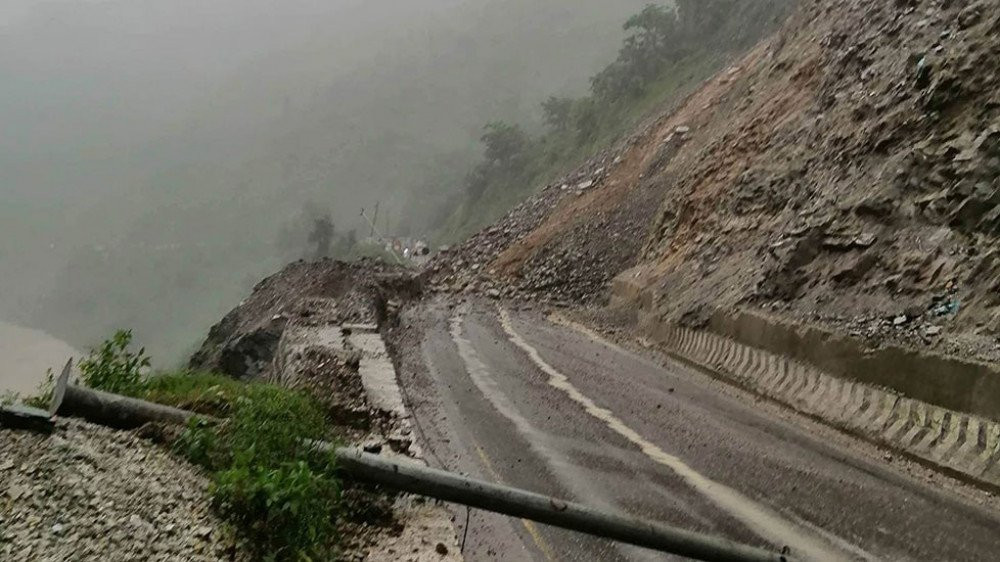 ज्वाङखोलामा फेरि खस्यो पहिरो, पृथ्वी राजमार्ग अवरुद्ध
