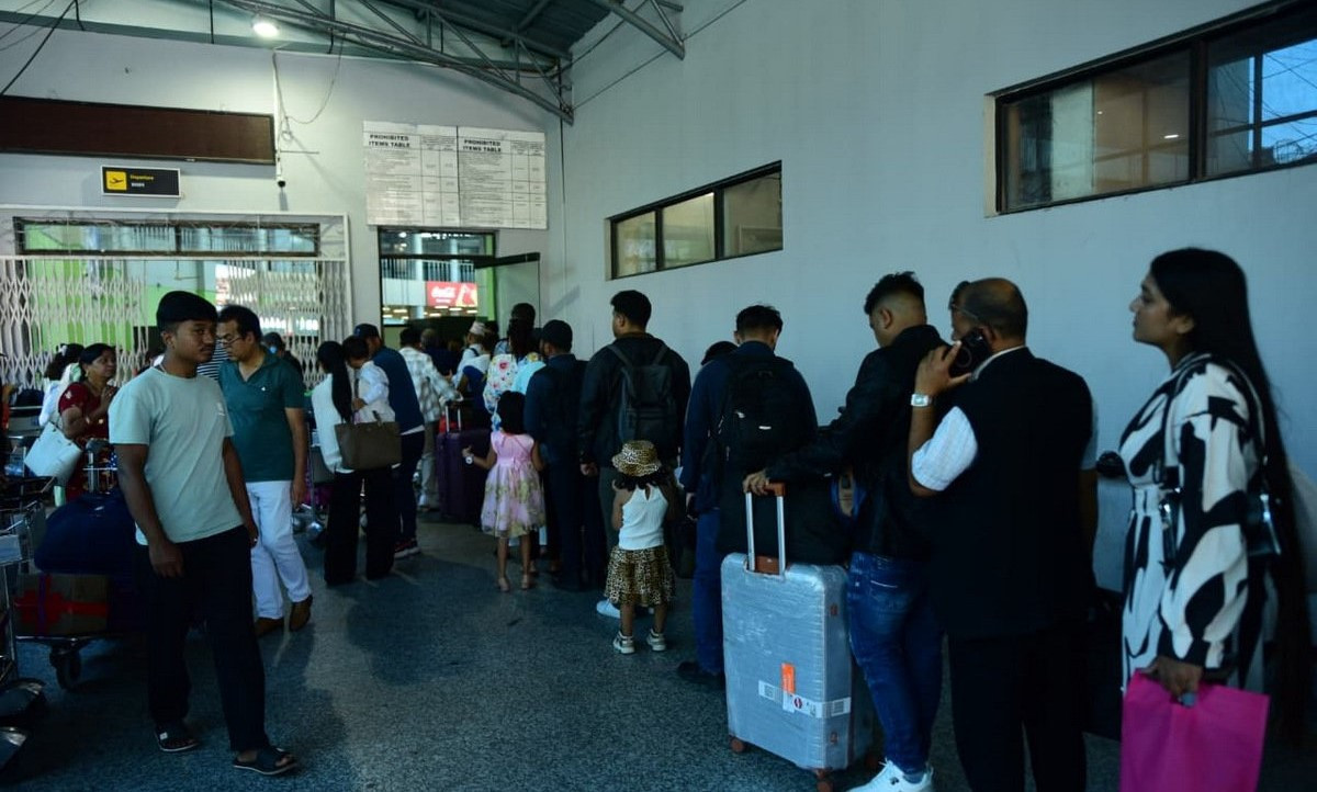 सडक अवरुद्ध भएपछि हवाईयात्रीको चाप बढ्यो, (तस्बिरसहित)