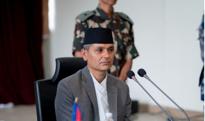 प्रधानमन्त्रीको सचिवालयले भन्यो– कसैको दबाब र प्रभावमा गृहमन्त्रीलाई  हटाउने निर्णय  हुँदैन