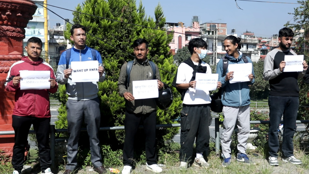 क्यालेण्डरमा नभइ ग्राउण्डमा फुटबल चाहियो भन्दै सरोकारवालाको एन्फा मुख्यालयमा धर्ना