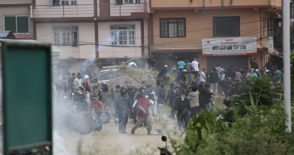 किष्ट अस्पतालमा बढ्यो तनाव, प्रहरीद्वारा अश्रुग्याँस प्रहार